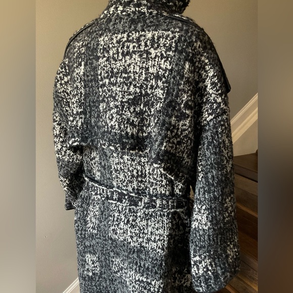 Beautiful Authentic Burberry Coat Size Large - Picture 4 of 15